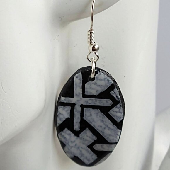 Handmade black and white polymer clay earrings. Boucles d'oreilles - Picture 3 of 5